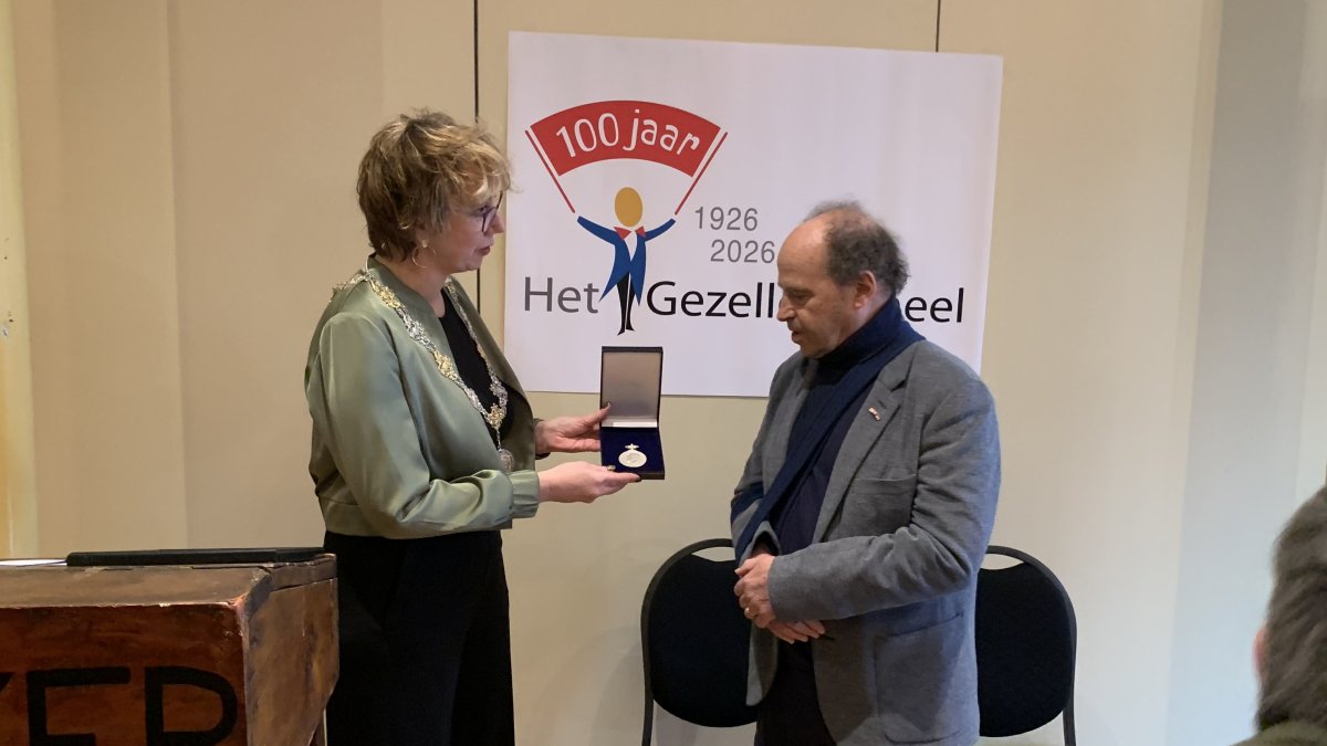 Gezellentoneel krijgt koninklijke erepenning uitgereikt