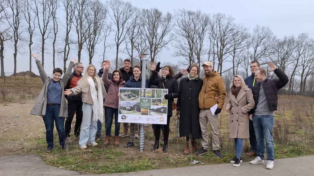 Feestelijke start van bouw tien kleine woningen
