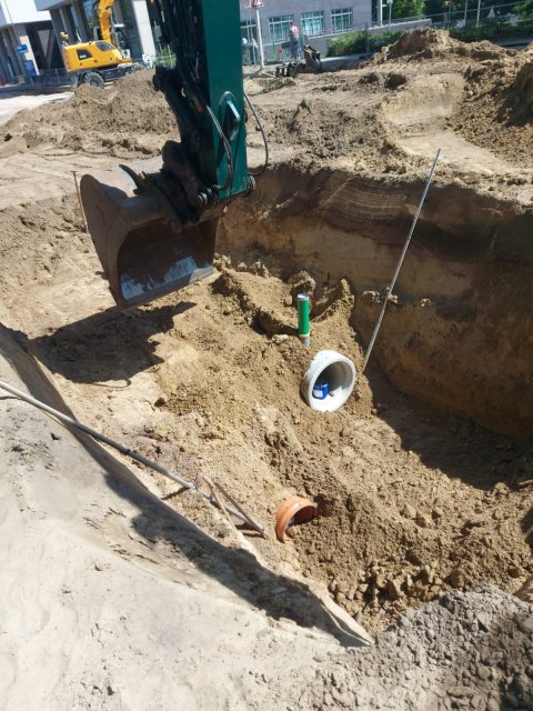 Voor afvoer van regenwater afvoer diameter 0,5 meter en voor afvoer vuil water een bruinte pvc buis diameter 0,4 meter.