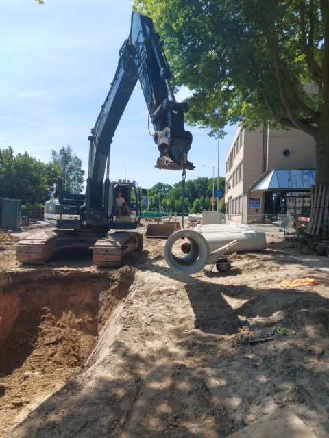 Aanbrengen van rioolbuizen in de Jacob Obrechtlaan.