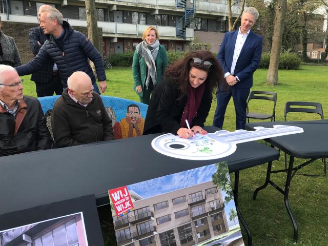 Wethouder van der zwan ondertekent convenant huis van de wijk